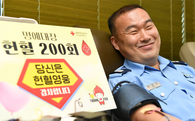 안상기 공군 소령이 28일 대전 유성구 ‘헌혈의 집 노은역 센터’ 간이침대에 누워 헌혈을 하고 있다. 안 소령은 이날 200번째 헌혈을 했다. 공군 제공