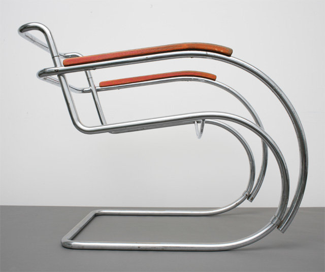 바우하우스 3대 교장이었던 루트비히 미스 반데어로에의 ‘캔틸레버 안락의자’. 뒷받침이 없는 유려한 곡선미가 특징이다.