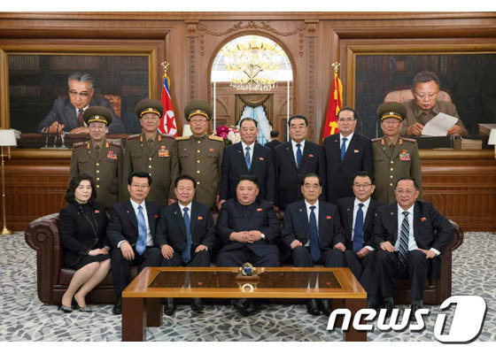 김정은 북한 국무위원장이 새로 선거된 노동당 및 국가지도기관 성원들과 기념사진을 찍었다고 노동신문이 13일 보도했다. 2019.04.13(노동신문)© 뉴스1