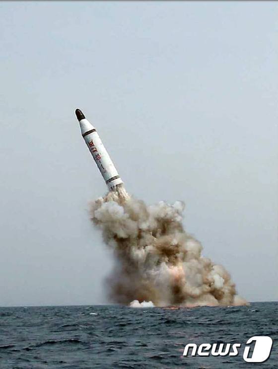 북한이 2015년 5월  9일 전략잠수함 탑재 탄도미사일(SLBM) 발사에 성공했다고 주장하며 사진을 공개한 것과 관련해 일각에서는 포토샵으로 조작한 것이 아니냐는 의혹이 일고 있다.(조선중앙통신 로이터 영상 캡쳐) © News1
