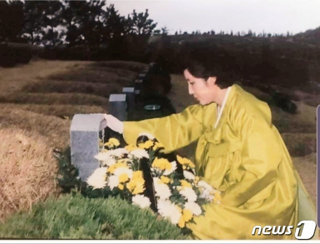 1988년 2월25일 광주 북구 망월동 구묘역에서 노태우 전 대통령의 부인인 김옥숙 여사가 이한열 열사의 묘역 앞에서 참배하고 있는 모습.(독자 제공) 2019.8.29/뉴스1 ©News1