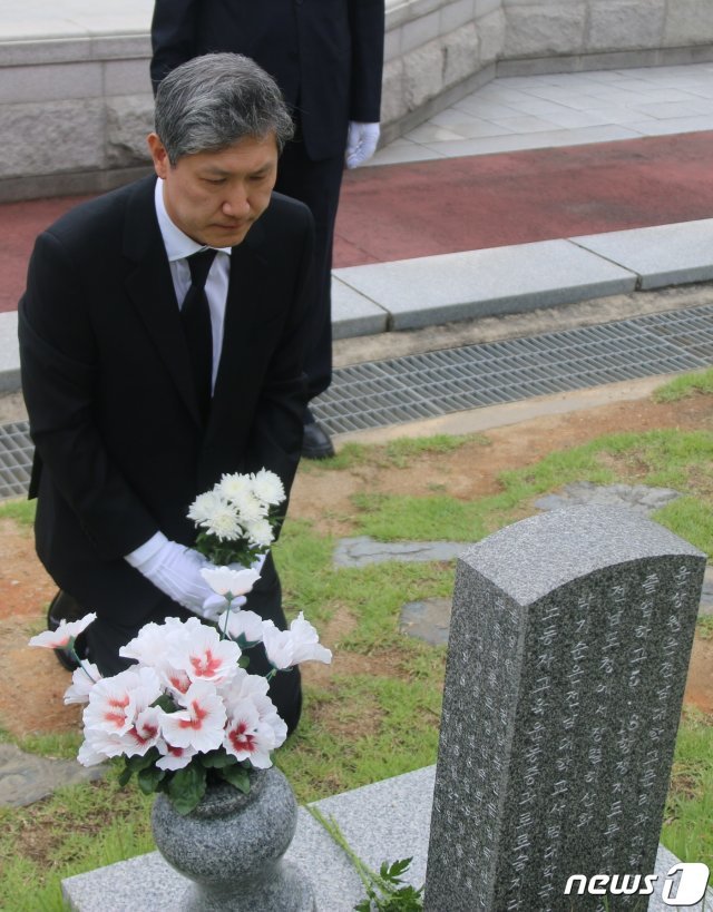 노태우 전 대통령의 아들 재헌씨가 지난 23일 광주 북구 국립5·18민주묘지를 찾아 참배하고 있다. 재헌씨는 이날 참배에 앞서 방명록에 ‘삼가 옷깃을 여미며 5·18광주민주화운동 희생자분들 영령의 명복을 빕니다. 진심으로 희생자와 유족분들께 사죄드리며 광주 5·18 민주화운동의 정신을 가슴깊이 새기겠습니다’고 적었다.(국립5·18민주묘지 관리사무소 제공) 2019.8.26/뉴스1 © News1