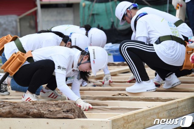 한국해비타트가 충남 천안시 동남구 목천읍에서 ‘2019 한국번개건축(KBB)’ 봉사를 벌이고 있다. 여름휴가를 반납하고 자원봉사에 나선 건축봉사자 500여명이 구슬땀을 흘린다. (한국해비타트 제공) 2019.7.31/뉴스1