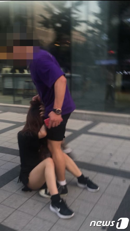 한국인 남성이 서울 홍대 앞에서 일본인 여성을 폭행하는 영상과 사진이 사회관계망서비스(SNS)를 통해 퍼지자 경찰이 영상 속 남성에 대한 추적에 나섰다. (트위터 캡쳐) 2019.8.24/뉴스1