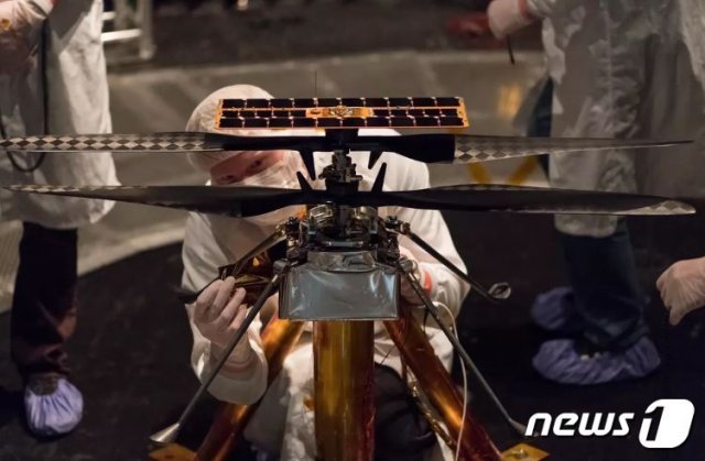 나사 연구진이 화성 헬기를  손보고있다. (NASA 홈페이지)© 뉴스1