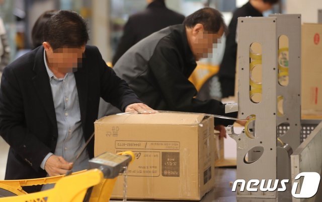 서울의 한 대형마트에서 시민들이 구매한 물품들을 종이 상자에 담고 있다. 2019.3.31/뉴스1