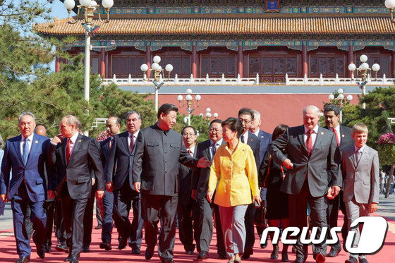 박근혜 대통령이 중국 전승절 기념행사에 참석하기 위해 시진핑 중국 국가주석 및 각국 정상들과 함께 텐안먼 성루로 이동하고 있다. (청와대) 2015.9.3/뉴스1 © News1