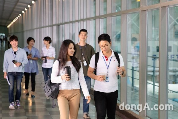 대한항공은 9월 2일부터 전면적인 복장 자율화를 시행한다. 이를 통해 유연하고, 창의적인 의사소통 환경이 조성될 것으로 기대된다. 사진은 복장 자율화 시범운영일에 대한항공 직원들이 근무하고 있는 모습.