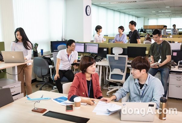 대한항공은 9월 2일부터 전면적인 복장 자율화를 시행한다. 이를 통해 유연하고, 창의적인 의사소통 환경이 조성될 것으로 기대된다. 사진은 복장 자율화 시범운영일에 대한항공 직원들이 근무하고 있는 모습.