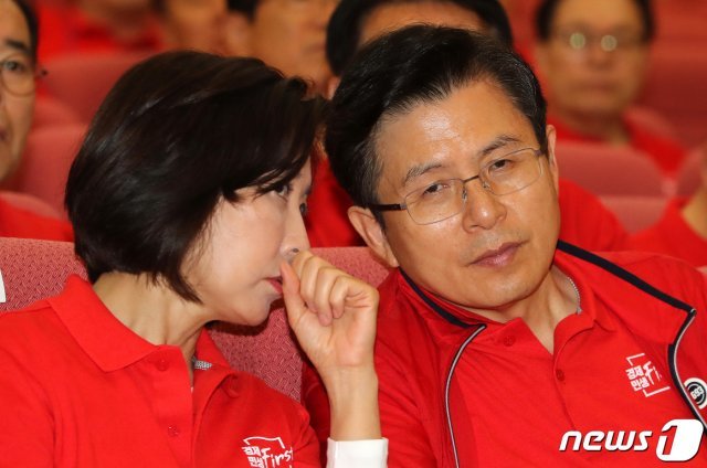 황교안 자유한국당 대표(오른쪽)와 나경원 원내대표./뉴스1 © News1