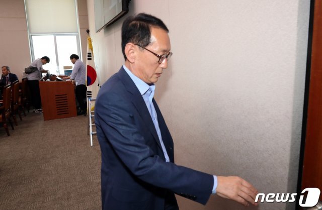 여상규 국회 법제사법위원장으로부터 법사위원장 권한을 위임 받은 김도읍 자유한국당 간사가 30일 서울 여의도 국회에서 열린 ‘조국 법무부장관 후보자 증인채택’을 위한 법사위 전체회의를 산회 한 후 회의장을 나서고 있다. 김도읍 간사는 ‘더불어민주당의 일방적인 요구로 열린 법사위에 자유한국당은 응할 수 없다’고 말했다. 2019.8.30/뉴스1 © News1