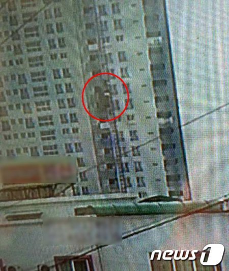 지난 14일 강원 속초시 아파트 공사현장에서 발생한 건설용 승강기 추락사고 나흘 전 마지막 작업날인 10일 근로자들이 작업을 마치고 내려오는 모습이 인근 CCTV에 촬영됐다. 2019.8.22/뉴스1 © News1