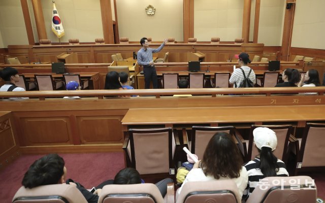 30일 오전 창립 31주년을 맞아 열린 헌법재판소 행사를 찾은 시민들이 대심판정을 견학하고  있다.