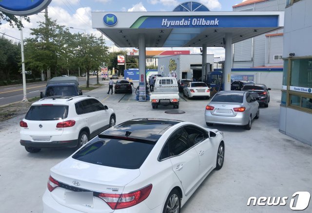 30일 오후 광주의 한 주유소에 기름을 넣으려는 차들이 줄지어 서 있다. 2019.8.30/뉴스1 © News1