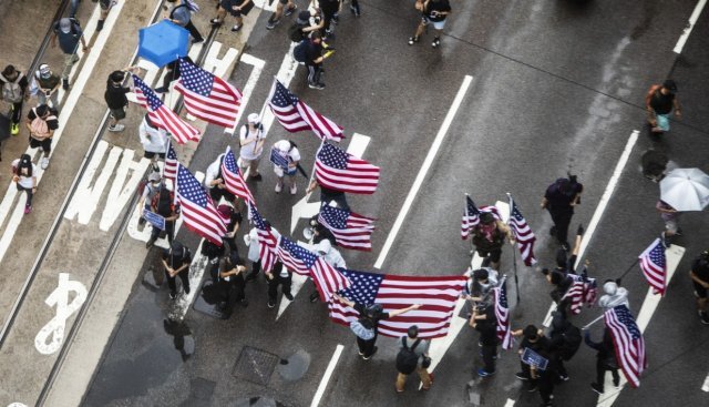 시위대가 미국 국기인 성조기 들고 시위에 참여하고 있다. 블룸버그 갈무리