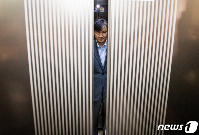 조국 법무부 장관 후보자가 지난 8월27일 서울 종로구에 마련된 청문회 준비 사무실로 출근하고 있다. © News1