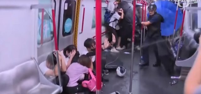 홍콩 경찰이 지하철에서 시민들을 향해 물대포를 쏘고 있다. <가디언 유튜브 영상 캡처>
