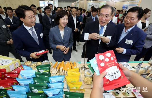 나경원 자유한국당 원내대표, 조성식 더불어민주당 정책위의장, 이개호 농림축산식품부 장관이 우리농산물로 만든 팝콘을 맛보고 있다.