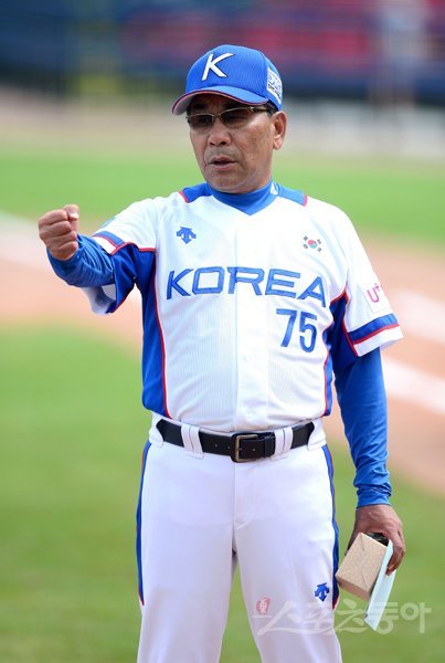 1일 부산 기장군 현대차드림볼파크에서 제29회 세계청소년야구선수권대회(U-18) A조 조별리그 한국과 캐나다의 경기가 열렸다. 경기 전 한국 이성열 감독이 선수들과 하이파이브하고 있다. 기장｜김종원 기자 won@donga.com