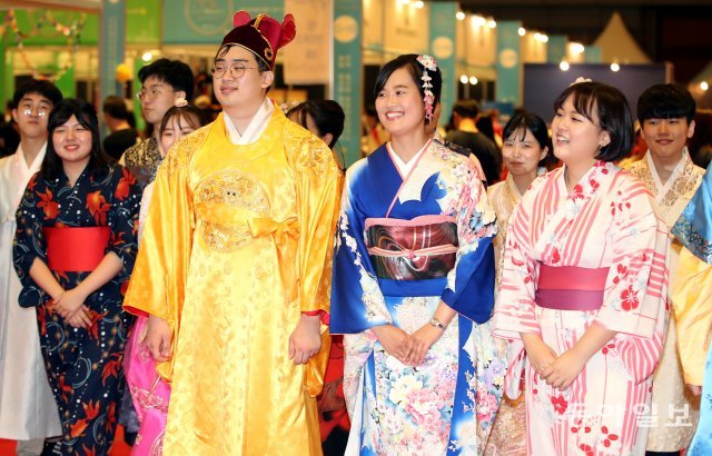 1일 서울 강남구 코엑스에서 열린 ‘한일축제한마당 2019 in Seoul’에서 한복과 기모노를 입은 한일 학생 자원봉사자들이 활짝 웃고 있다.