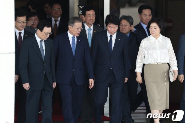 문재인 대통령과 김정숙 여사가 아세안 3국 순방을 위해 1일 서울공항을 통해 출국하고 있다. 문 대통령은 이날부터 6일까지 5박6일간 미얀마와 라오스를 국빈 방문하고 태국을 공식 방문해 양자 간 실질 협력 강화 방안을 논의한다. 2019.9.1/뉴스1 © News1