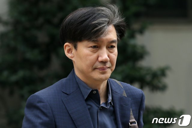 조국 법무부 장관 후보자가 1일 오후 서울 서초구 자택을 나서고 있다. News1