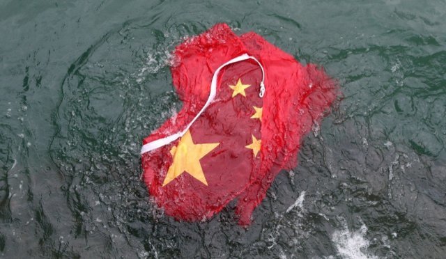 바다에 빠진 오성홍기 - SCMP 갈무리
