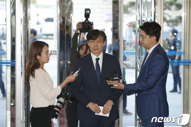 조국 법무부 장관 후보자가 2일 오전 청문회 준비를 위해 서울 종로구 현대적선빌딩에 위치한 인사청문회 준비 사무실로 출근하고 있다. 2019.9.2/뉴스1 © News1