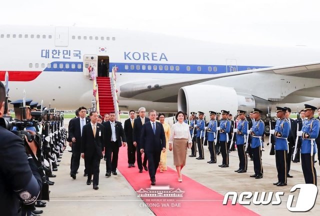 아시아 3개국 순방길에 나선 문재인 대통령과 김정숙 여사가 1일 순방 첫번째 방문국인 태국 방콕 돈므앙 군공항에 도착해 사열을 받고 있다.(청와대 페이스북)