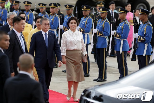 아세안 3개국 순방길에 나선 문재인 대통령과 부인 김정숙 여사가 1일(현지시간) 순방 첫번째 방문국인 태국 방콕 돈므앙 군공항에 도착해 사열을 받고 있다. (청와대 제공)