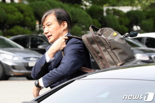 조국 법무부 장관 후보자가 2일 오후 서울 여의도 국회에서 기자회견에 앞서 차량에서 내리고 있다. © News1