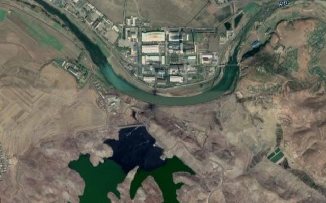 제이콥 보글 미 북한분석가가 지적한 북한 평산 우라늄 공장지역. 공장 남쪽 하천 양쪽이 검게 변색됐고 더 남쪽 호수도 검게 물들어 오염 가능성이 제기되고 있다.