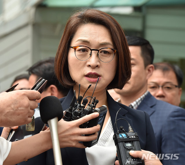 정치자금법 위반 혐의로 기소된 은수미 성남시장이 2일 오후 경기 성남시 수정구 수원지방법원 성남지원에서 열린 선고공판을 마치고 법정을 나서며 취재진의 질문에 답하고 있다.뉴시스