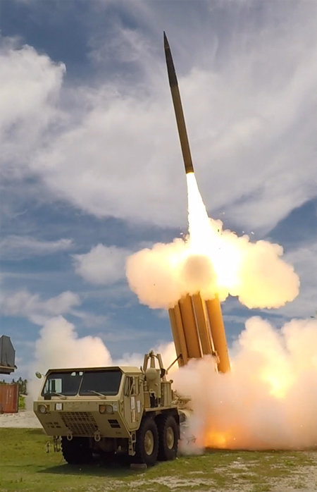 지난달 30일 오전(현지 시간) 태평양 마셜제도의 콰절레인 환초에서 미국 육군이 사드(THAAD)의 이동식 발사대를 이용해 미사일을 발사하는 모습. 사진 출처 미국 미사일방어국 홈페이지