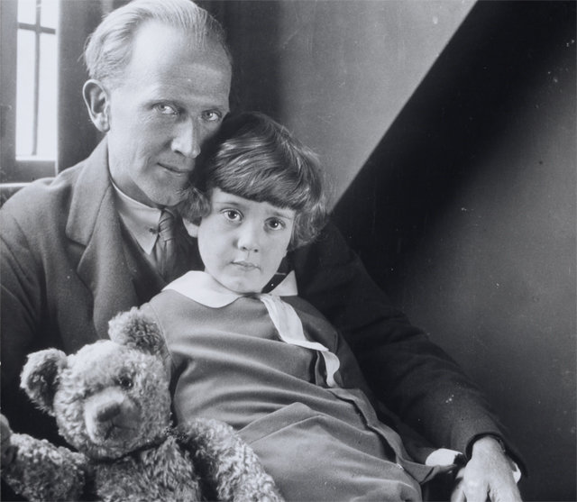 ‘위니 더 푸’의 작가 A A 밀른과 곰인형 푸를 안고 있는 그의 아들 크리스토퍼 로빈의 사진. ⓒNational Portrait Gallery, London