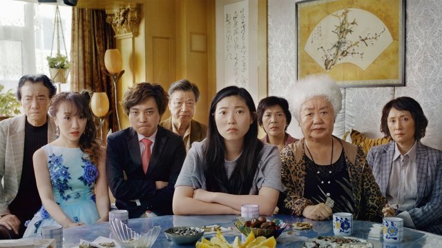 ‘새로움’에 목마른 미국 할리우드에 아시아 문화가 단비가 되고 있다. 아콰피나 주연의‘더 페어웰’은 중국인 가족을 중심으로 보편적인 가족관계와 인간사를 다뤘다는 점에서 현지에서 개봉 당시 큰 반향을 불러 일으켰다. IMDb 캡쳐