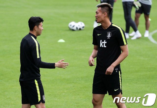2018 러시아월드컵 축구대표팀 손흥민-김신욱이 9일 오전(현지시간) 사전 캠프지인 오스트리아 잘츠부르크 근교 레오강(Leogang) 스타인베르그 스타디움에서 열린 훈련에서 하이파이브를 맞춰보고 있다. 2018.6.9/뉴스1 © News1