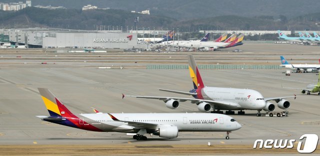 인천국제공항 활주로에 아시아나항공 여객기가 계류돼 있다. 2016.4.16/뉴스1 © News1