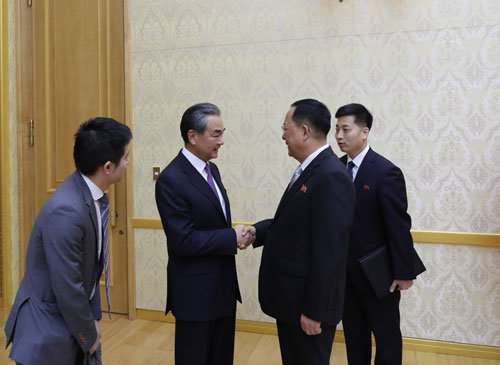 2일 북한 평양 만수대의사당에서 왕이 중국 외교부장(왼쪽)이 리용호 북한 외무상과 악수하고 있다. 중국 외교부는 이날 두 외교장관이 양국 우호관계와 한반도 정세에 대해 논의했다고 밝혔다. 중국 외교부
