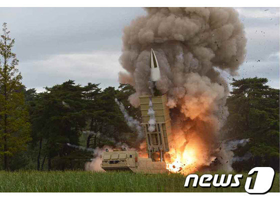 16일 발사된 북한의 신형 무기. 우리 군 당국은 이번 발사체가 10일 북한이 처음 선보인 신형 단거리 지대지 미사일 ‘북한판 에이태큼스(ATACMS)’일 공산이 큰 것으로 보고 있다. © 뉴스1