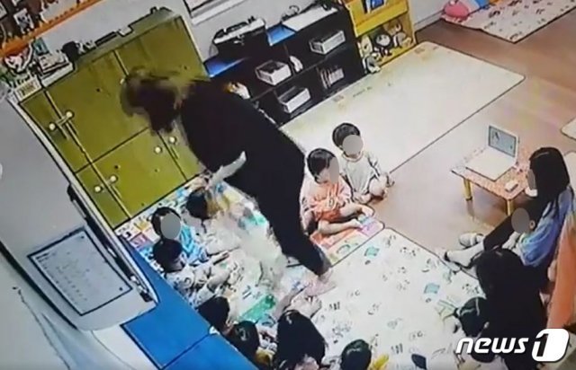 피해자 아동 부모가 공개한 어린이집 CCTV 화면 © 뉴스1