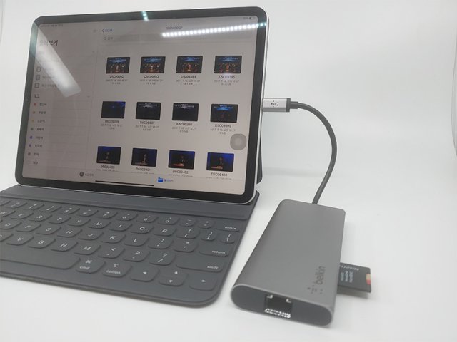 카메라에 있는 SD 카드를 직접 연결해 사진을 큰 화면에서 확인하고 수정하는 것도 가능하다