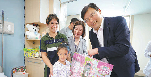 구본환 인천국제공항공사 사장(오른쪽)이 지난달 세종병원에서 심장병 수술을 받고 건강을 회복한 우즈베키스탄 어린이에게 장난감을 선물하고 있다. 인천국제공항공사 제공