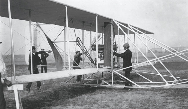 1903년 12월 17일 미국 노스캐롤라이나주의 킬데블 언덕에서 라이트 형제가 ‘플라이어 1호’ 비행을 준비하고 있다. 사진 출처 위키미디어