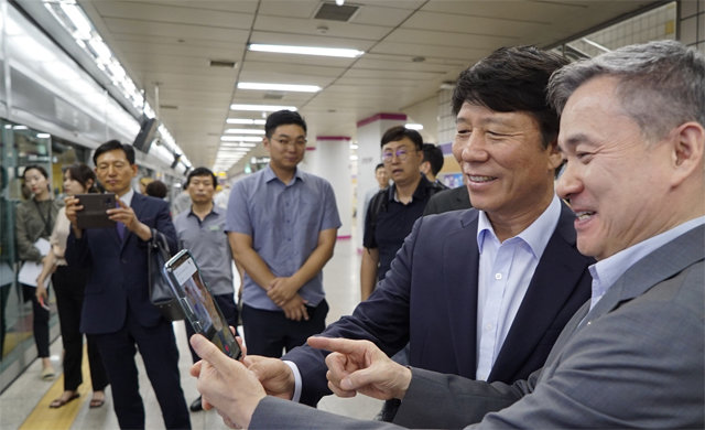 LG유플러스는 3일 서울교통공사와 서울 지하철 6호선 공덕역에 ‘U+5G 갤러리’를 개관했다. 이날 오픈식에 참석한 하현회 LG유플러스 부회장(오른쪽)과 김태호 서울교통공사 사장이 증강현실(AR) 작품을 감상하고 있다. LG유플러스 제공