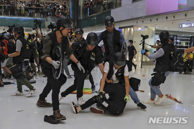 시위자 체포하는 홍콩 경찰. 뉴시스