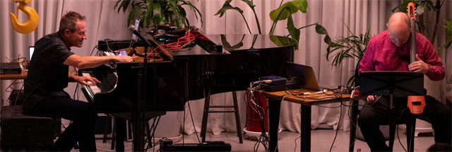 2일 서울 성동구의 첫 내한 무대에서 피아노를 연주하는 존 폴 존스(왼쪽)와 첼리스트 안시 카르투넨. 워너뮤직코리아 제공