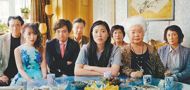 ‘새로움’에 목마른 미국 할리우드에 아시아 문화가 단비가 되고 있다. 아콰피나 주연의 ‘더 페어웰’은 중국인 가족을 중심으로 보편적인 가족 관계와 인간사를 다뤘다는 점에서 현지에서 개봉 당시 큰 반향을 불러일으켰다. IMDb 캡처