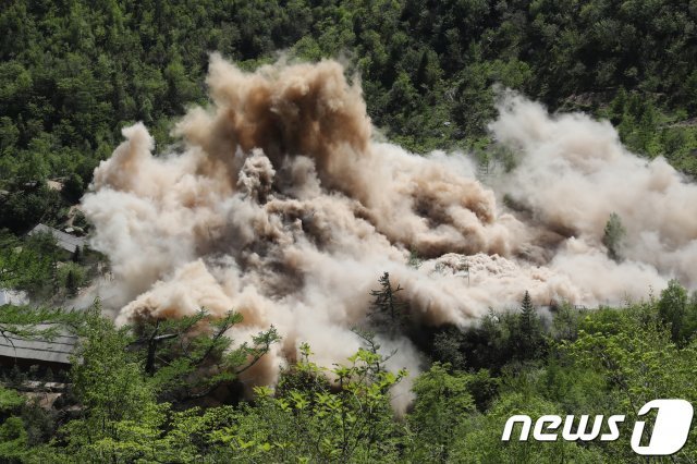 지난해 5월 함경북도 길주군 풍계리 핵실험장 시설이 폭파되는 모습. 2018.5.25/뉴스1 © News1 사진공동취재단