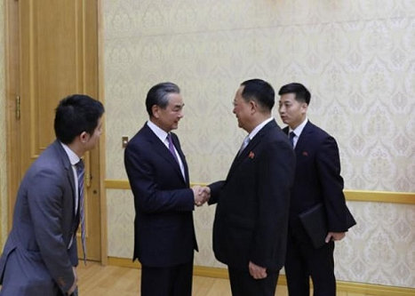 왕이 중국외교부장(왼쪽)이 평양 만수대 의사당에서 리용호 북한 외무상과 만나 악수하고 있다.